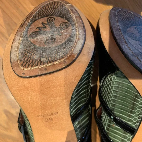 Modern Vintage shoe, Black patent and green snake, EUC, Sz 39, 4 in. heel, . - Picture 7 of 16